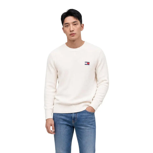 Pull Tommy Hilfiger pour homme, couleur crème, en maille à col rond, orné d'un petit logo drapeau brodé, confectionné en coton biologique.