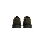 Tommy Hilfiger Mocassins pour hommes en cuir suédé vert olive, à lacets, avec semelles en caoutchouc noir et logo sur le côté arrière du talon.