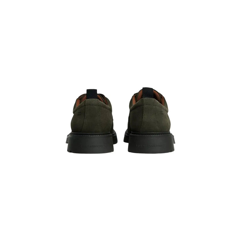 Tommy Hilfiger Mocassins pour hommes en cuir suédé vert olive, à lacets, avec semelles en caoutchouc noir et logo sur le côté arrière du talon.