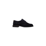 Chaussures derby en daim noir avec laçage classique et empiècements en cuir marron foncé, signées Tommy Hilfiger. Mocassins en cuir blanc pour homme.