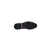 Vue arrière de la semelle d'un mocassin en cuir pour homme Tommy Hilfiger, avec languette arrière en cuir noir et rayures rouges, blanches et bleues.