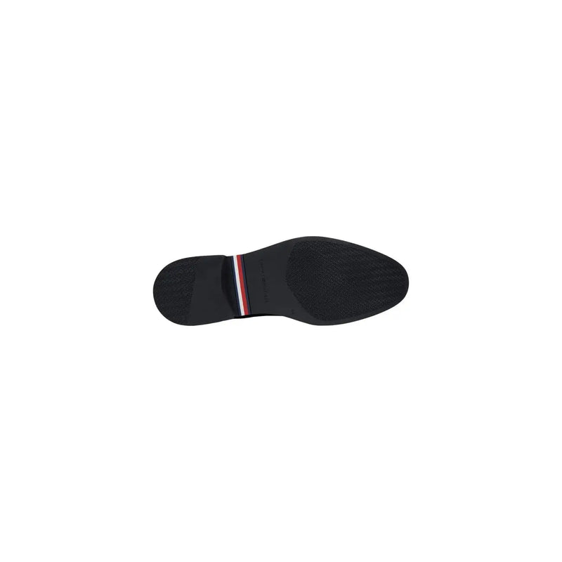 Vue arrière de la semelle d'un mocassin en cuir pour homme Tommy Hilfiger, avec languette arrière en cuir noir et rayures rouges, blanches et bleues.