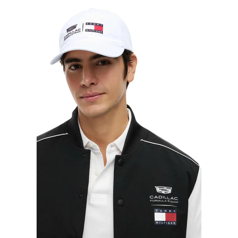 coton biologique blanc Tommy Hilfiger Casquette homme avec logo, écusson noir et rouge et logo de l'écurie Cadillac Formula.