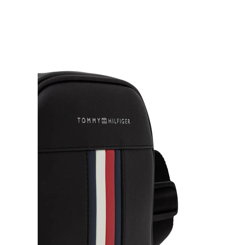 Sac bandoulière Tommy Hilfiger Metro Mini Reporter noir avec bandes latérales rouges, blanches et marine, style homme
