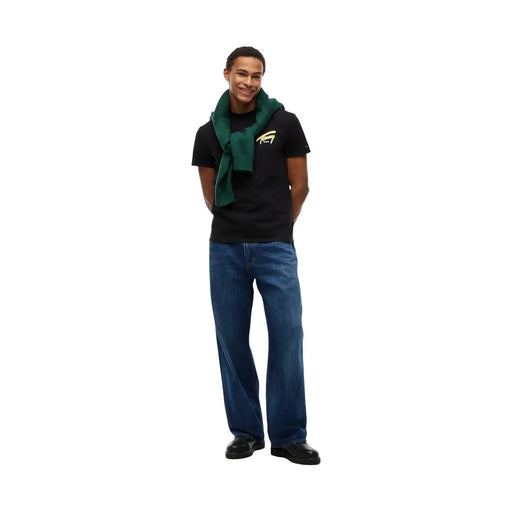 T-shirt noir Tommy Hilfiger pour homme en coton biologique avec logo doré et écharpe verte drapée sur les épaules