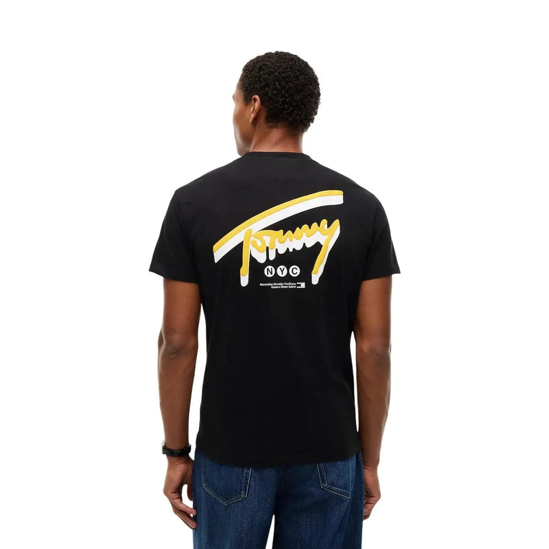 Dos d'un t-shirt noir Tommy Hilfiger pour homme en coton bio, avec un logo jaune et blanc audacieux style new-yorkais