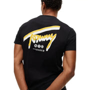 T-shirt noir Tommy Hilfiger pour homme en coton biologique, arborant un logo jaune et blanc audacieux avec l'inscription « NYC » au dos.