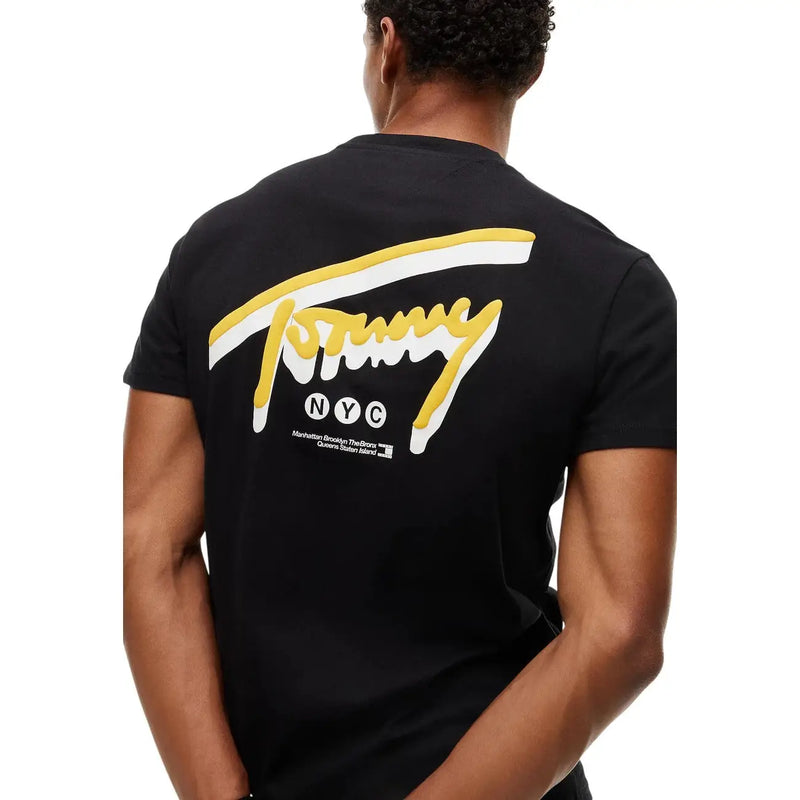 T-shirt noir Tommy Hilfiger pour homme en coton biologique, arborant un logo jaune et blanc audacieux avec l'inscription « NYC » au dos.