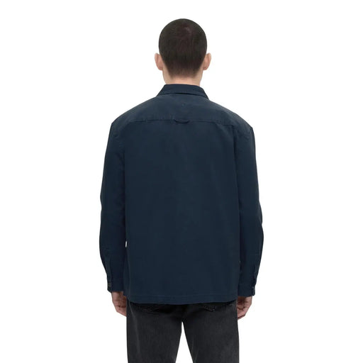 Chemise bleue en coton biologique pour homme Tommy Hilfiger, vue de dos, avec détails d'une veste de travail bleu marine foncé à manches longues