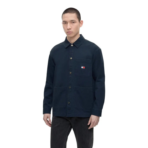 Chemise de travail Tommy Hilfiger pour homme, bleu marine foncé, en coton biologique, avec logo brodé sur la poche poitrine gauche.