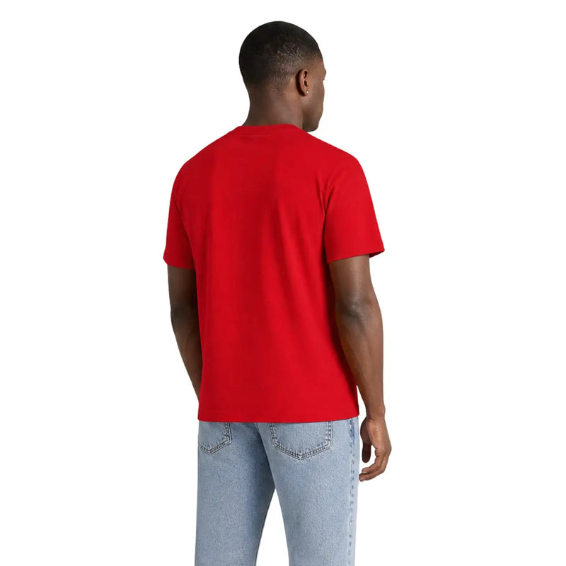 Un t-shirt rouge vif à manches courtes et col rond, confectionné en coton biologique doux par Tommy Hilfiger pour hommes