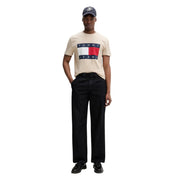 T-shirt Tommy Hilfiger beige pour homme, en coton bio, manches courtes, orné du logo drapeau rouge, blanc et bleu sur la poitrine.