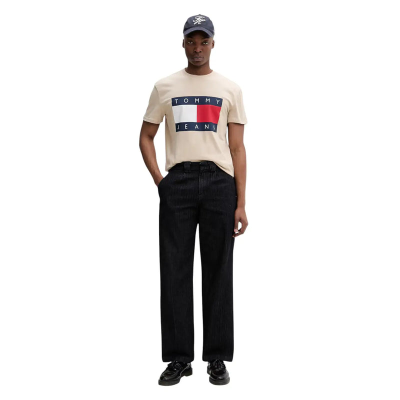 T-shirt Tommy Hilfiger beige pour homme, en coton bio, manches courtes, orné du logo drapeau rouge, blanc et bleu sur la poitrine.