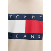 T-shirt Tommy Hilfiger pour homme en coton biologique beige, avec logo à rayures bleu marine, blanches et rouges, et manches courtes.