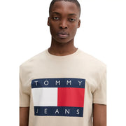 T-shirt beige Tommy Hilfiger pour homme en coton biologique avec logo rectangulaire bleu marine, blanc et rouge sur le devant