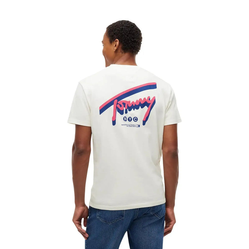 Tommy Hilfiger T-shirt blanc en coton bio pour homme avec logo graphique rétro Tommy NYC rose et marine.