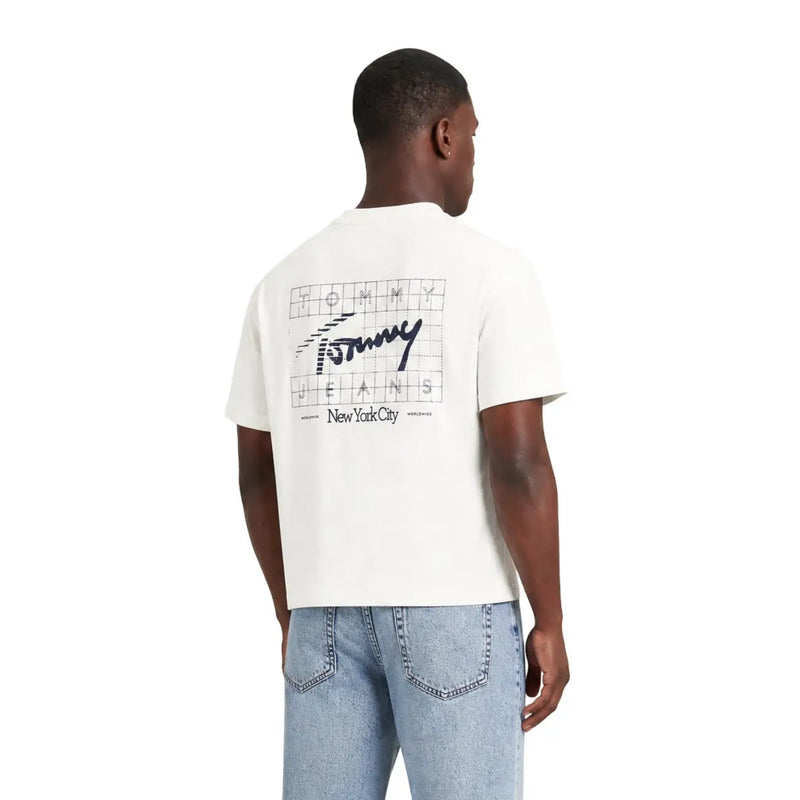T-shirt Tommy Hilfiger pour homme en coton bio blanc avec logo à grille noire, inscription « New York City » et texte.