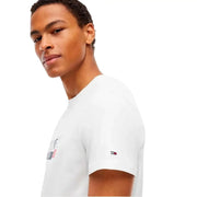 Tommy Hilfiger T-shirt blanc en coton bio pour homme, orné d'un imprimé graphique sur la poitrine et du logo drapeau emblématique brodé sur la manche.