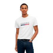 Tommy Hilfiger T-shirt blanc en coton bio pour homme, orné du logo Tommy en gras sur une bande rouge et marine sur le devant.