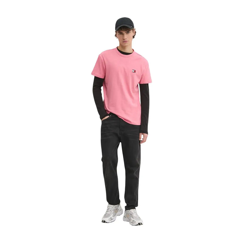 Tommy Hilfiger T-shirt rose en coton biologique pour homme, coupe classique, col rond et finitions côtelées noires aux manches.