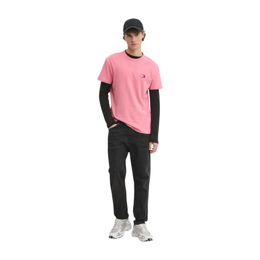 Tommy Hilfiger T-shirt rose en coton biologique pour homme, coupe classique, col rond et finitions côtelées noires aux manches.