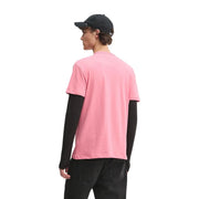Tommy Hilfiger T-shirt rose en coton bio pour homme, coupe classique, à porter sur une chemise noire à manches longues.
