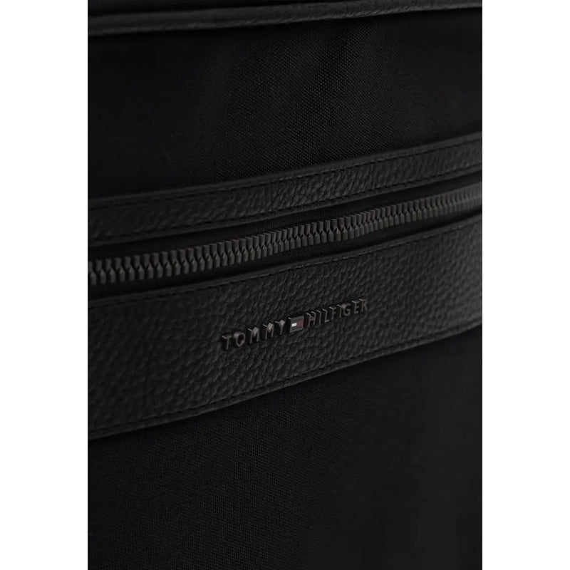 Sac à dos Tommy Hilfiger Repreve pour homme, noir, avec finitions en cuir texturé et poches zippées, largeur 15 cm.