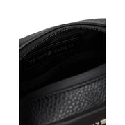 Sac bandoulière Tommy Hilfiger en cuir texturé noir avec logo discret en relief sur la doublure intérieure en polyuréthane