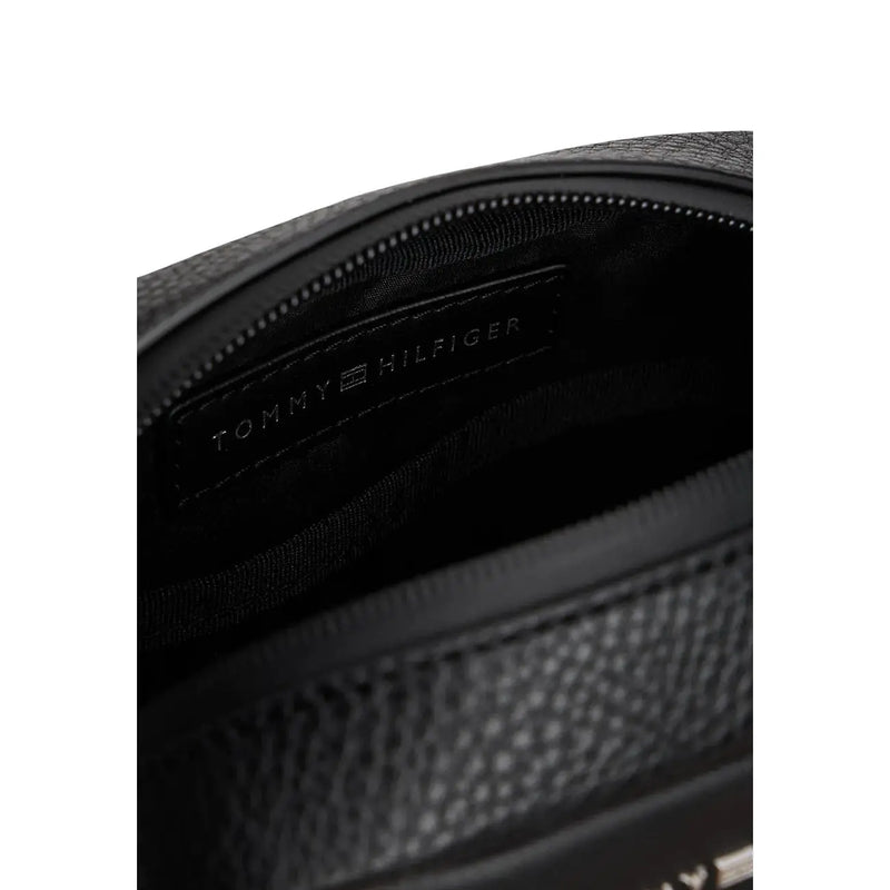 Sac bandoulière Tommy Hilfiger en cuir texturé noir avec logo discret en relief sur la doublure intérieure en polyuréthane