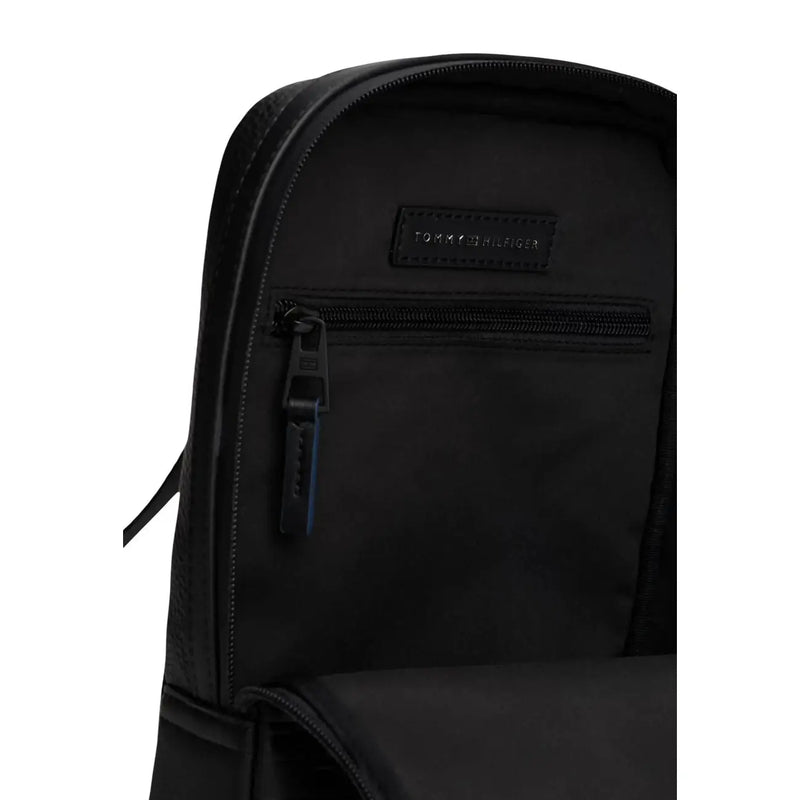 Sac bandoulière Tommy Hilfiger pour homme, noir, en polyuréthane, au design minimaliste et élégant, avec logo discret à l'intérieur.