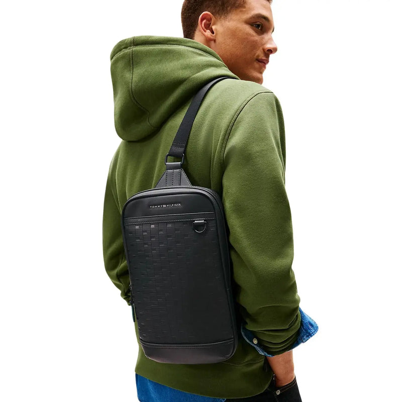Sac bandoulière Tommy Hilfiger pour homme, noir, en polyuréthane, avec motif tissé texturé, design minimaliste et élégant, dimensions : 24 x 33 x 9 cm.