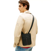 cuir noir Tommy Hilfiger Sac bandoulière homme à rayures verticales et poche zippée 21 x 25 x 5 cm