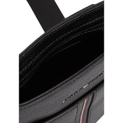Tommy Hilfiger Sac bandoulière homme en cuir noir texturé avec une discrète rayure le long de la tirette de la fermeture éclair, 21 x 25 x 5 cm