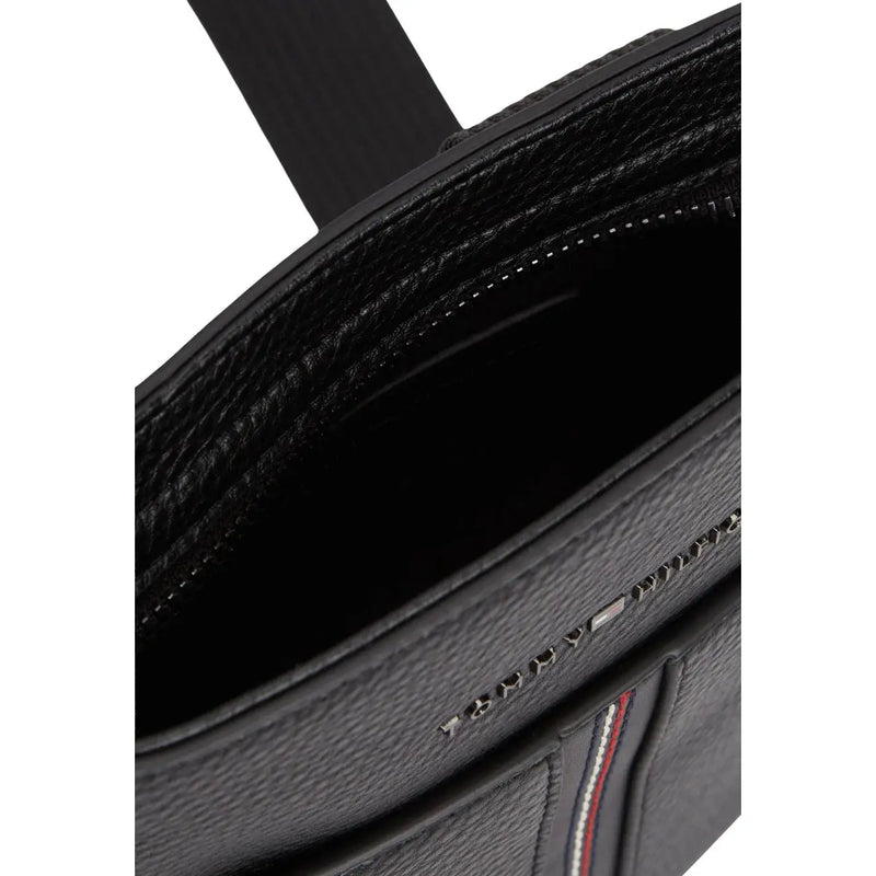Tommy Hilfiger Sac bandoulière homme en cuir noir texturé avec une discrète rayure le long de la tirette de la fermeture éclair, 21 x 25 x 5 cm