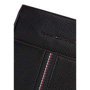 Sac bandoulière homme Tommy Hilfiger en cuir texturé noir avec empiècement en tissu rayé et poche zippée noire, 21 x 25 x 5 cm