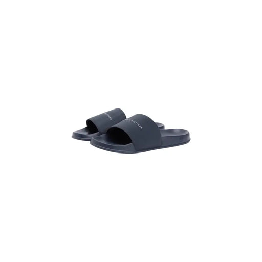 Sandales mules Tommy Hilfiger pour homme, bleu marine foncé, au design minimaliste et au logo blanc discret, en polyuréthane.
