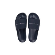 Pantoufles Tommy Hilfiger pour homme, bleu marine, avec une bride logo minimaliste en polyuréthane, bout ouvert.