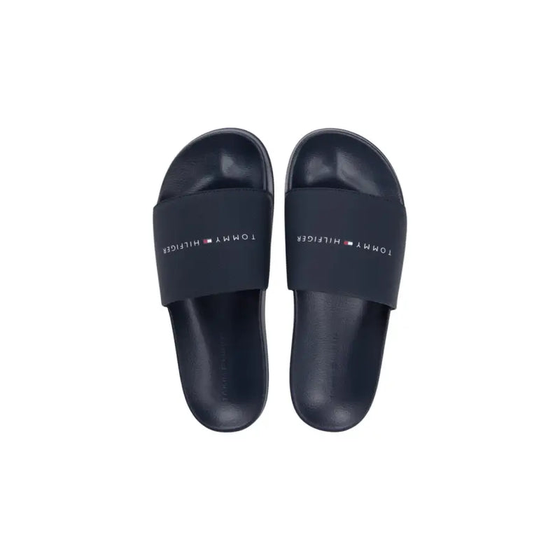 Pantoufles Tommy Hilfiger pour homme, bleu marine, avec une bride logo minimaliste en polyuréthane, bout ouvert.