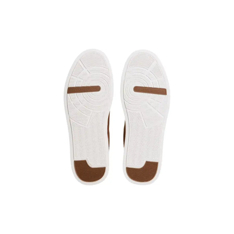 Tommy Hilfiger Baskets homme en daim beige avec empiècements en cuir blanc et marron et semelle en caoutchouc texturée, idéales pour l'automne et l'hiver.