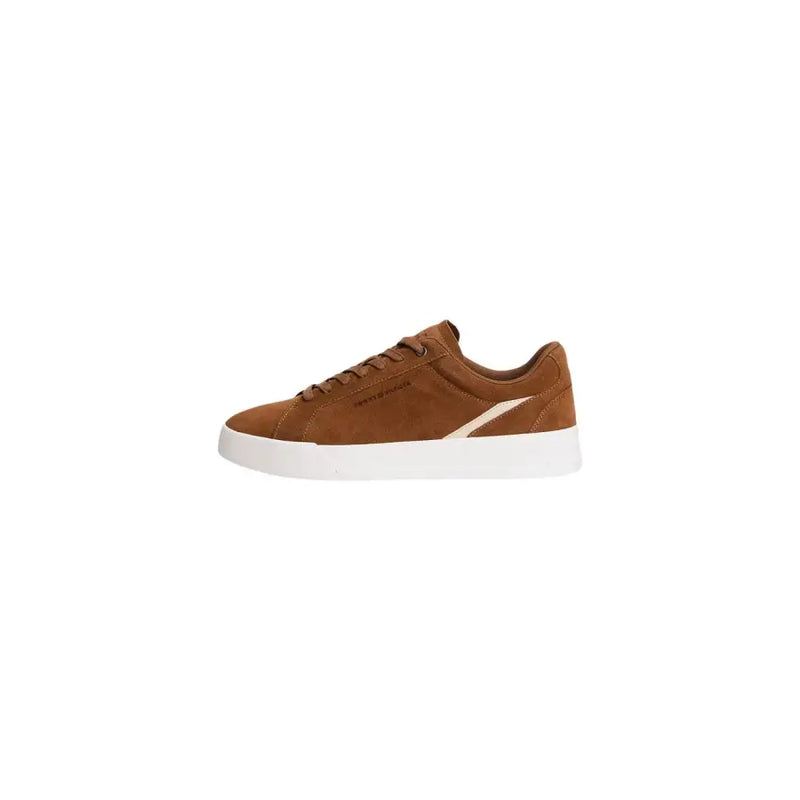 Tommy Hilfiger baskets basses en daim beige pour hommetop avec une semelle en caoutchouc blanc et une bande diagonale crème pour une utilisation automne-hiver