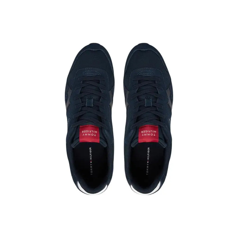 Bleu marine foncé Tommy Hilfiger Baskets pour hommes en polyester avec logo rouge et semelles en caoutchouc blanc.