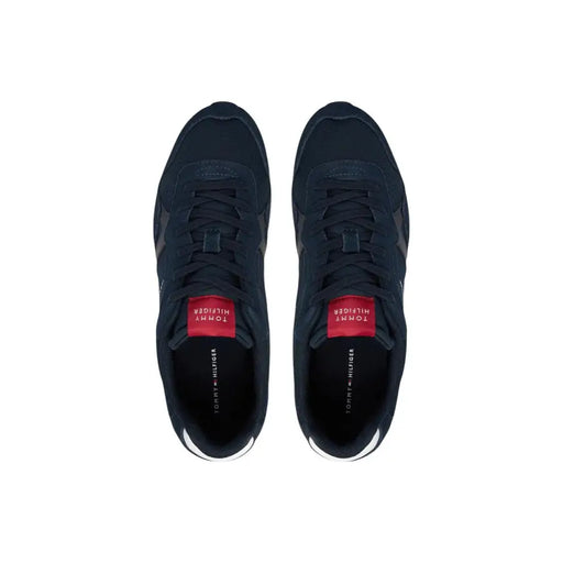 Bleu marine foncé Tommy Hilfiger Baskets pour hommes en polyester avec logo rouge et semelles en caoutchouc blanc.