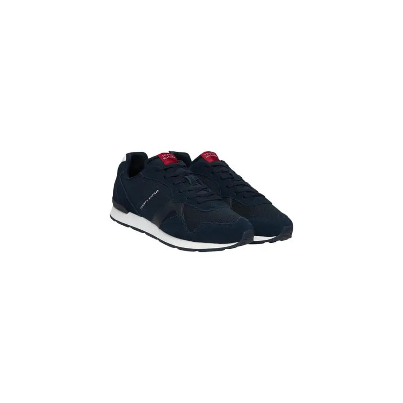 Tommy Hilfiger Baskets homme bleues en polyester avec empiècements en mesh suédé bleu marine foncé, logo rouge et semelles en caoutchouc blanc.