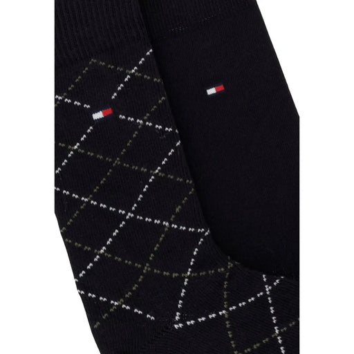 Lot de deux chaussettes Tommy Hilfiger noires en coton pour homme, à motifs losanges blancs et gris.