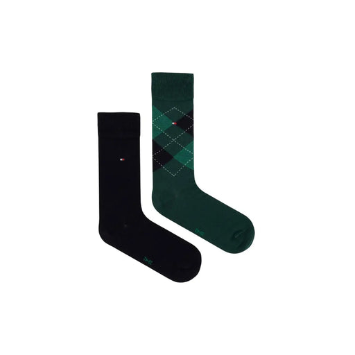Une paire de chaussettes Tommy Hilfiger pour homme, en mélange de coton vert, l'une unie noire et l'autre verte à motif losanges.