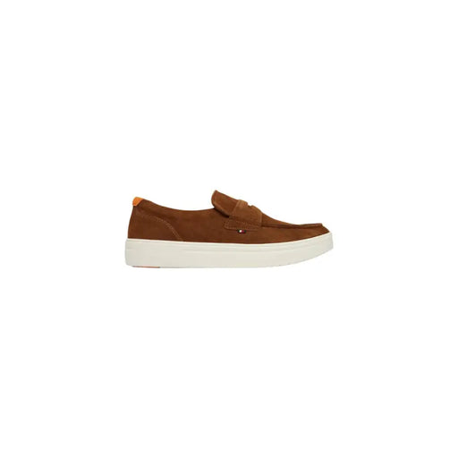 Mocassins en daim marron à enfiler, semelle en caoutchouc blanc et languette orange au talon, de la marque Tommy Hilfiger.