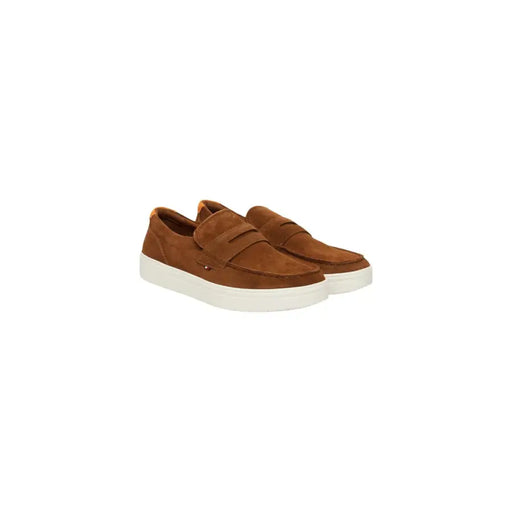 Mocassins Tommy Hilfiger pour homme en daim camel, semelle en caoutchouc blanc et modèle classique à enfiler, parfaits pour le printemps et l'été.