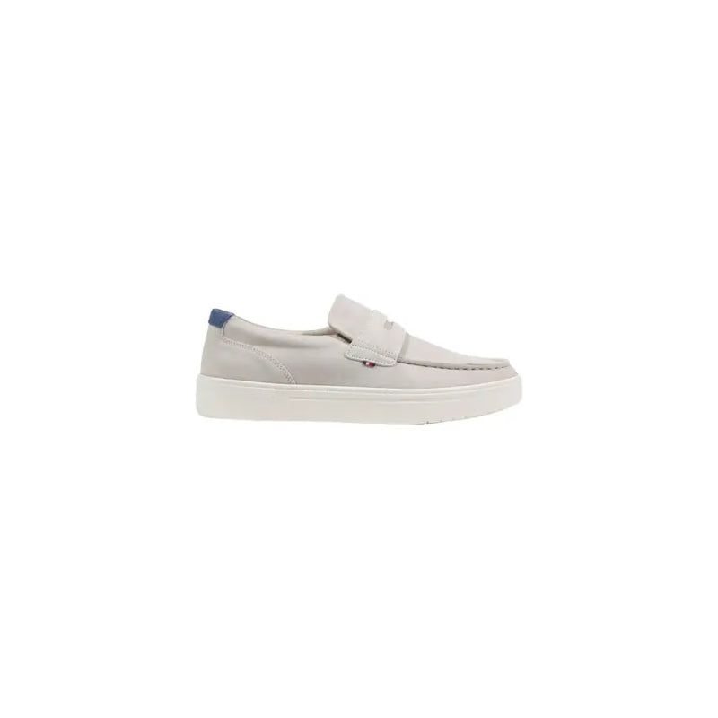 Mocassins en daim gris clair avec semelle en caoutchouc blanc et languette arrière bleu marine de Tommy Hilfiger chaussures printemps-été pour hommes