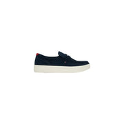 Mocassins en daim bleu marine avec semelle en caoutchouc blanc et languette rouge au talon de Tommy Hilfiger collection printemps-été pour hommes