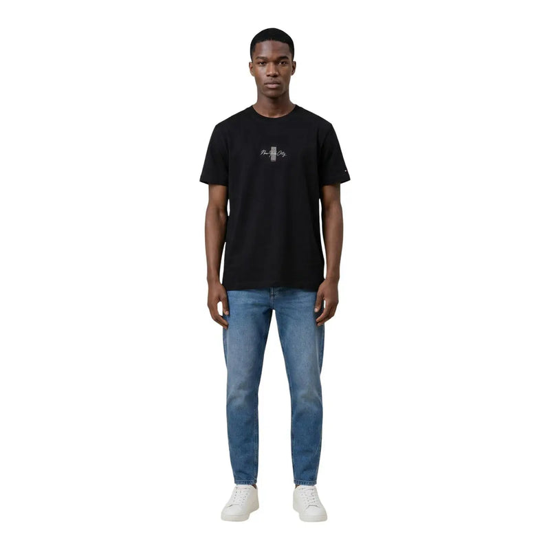 Tommy Hilfiger Jeans men t-shirt in black cotton with short sleeves and a subtle white embroidered logo on the chest